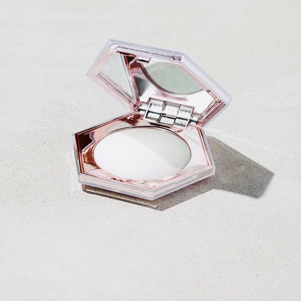 Fenty Beauty by Rihana. Diamond Bond all over Diamond veil.